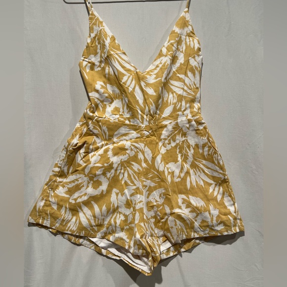 NWT Anthropologie Zulu & Zephyr Mustard and White Floral Romper Pockets - Picture 3 of 10